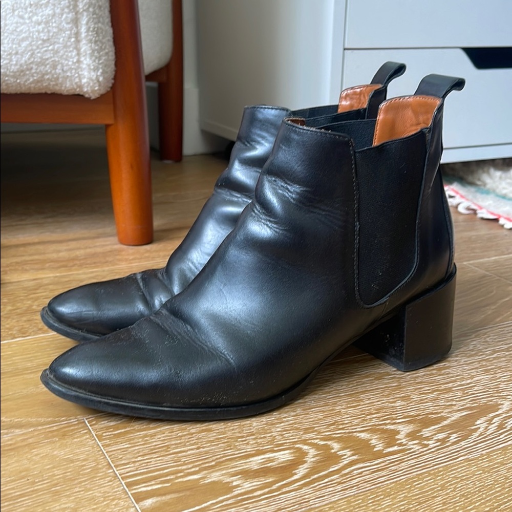 Everlane Black Leather Chelsea Boot